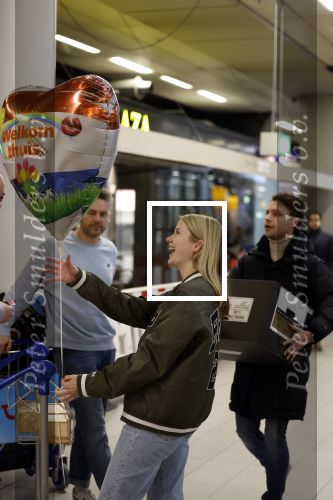 Schiphol 19 december 2022
Noa Vahle arriveert op schiphol na de WK Voetbal waar ze verslag deed voor SBS6. Haar vriend Tim de Wild wachhte haar op .