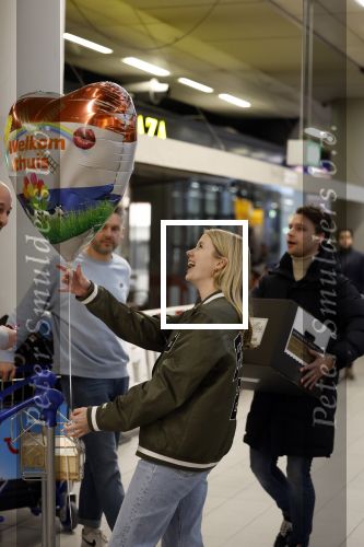 Schiphol 19 december 2022
Noa Vahle arriveert op schiphol na de WK Voetbal waar ze verslag deed voor SBS6. Haar vriend Tim de Wild wachhte haar op .