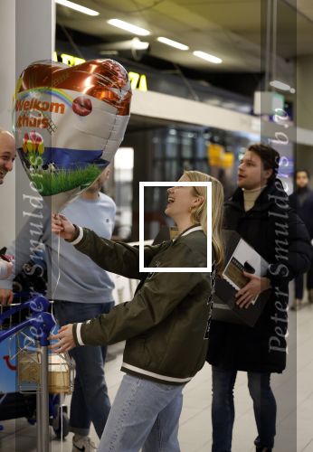 Schiphol 19 december 2022
Noa Vahle arriveert op schiphol na de WK Voetbal waar ze verslag deed voor SBS6. Haar vriend Tim de Wild wachhte haar op .
