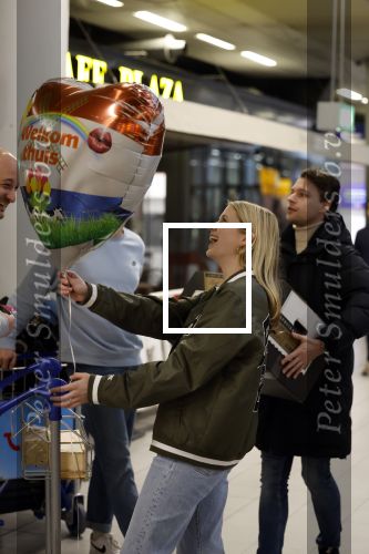 Schiphol 19 december 2022
Noa Vahle arriveert op schiphol na de WK Voetbal waar ze verslag deed voor SBS6. Haar vriend Tim de Wild wachhte haar op .