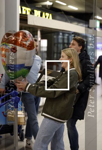 Schiphol 19 december 2022
Noa Vahle arriveert op schiphol na de WK Voetbal waar ze verslag deed voor SBS6. Haar vriend Tim de Wild wachhte haar op .