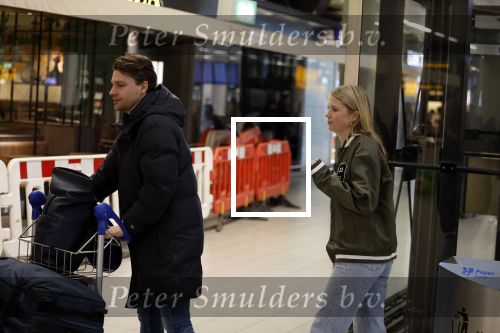 Schiphol 19 december 2022
Noa Vahle arriveert op schiphol na de WK Voetbal waar ze verslag deed voor SBS6. Haar vriend Tim de Wild wachhte haar op .