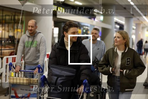 Schiphol 19 december 2022
Noa Vahle arriveert op schiphol na de WK Voetbal waar ze verslag deed voor SBS6. Haar vriend Tim de Wild wachhte haar op .