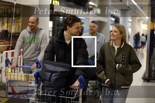 Schiphol 19 december 2022
Noa Vahle arriveert op schiphol na de WK Voetbal waar ze verslag deed voor SBS6. Haar vriend Tim de Wild wachhte haar op .