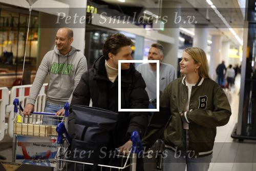 Schiphol 19 december 2022
Noa Vahle arriveert op schiphol na de WK Voetbal waar ze verslag deed voor SBS6. Haar vriend Tim de Wild wachhte haar op .