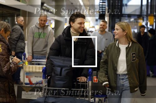 Schiphol 19 december 2022
Noa Vahle arriveert op schiphol na de WK Voetbal waar ze verslag deed voor SBS6. Haar vriend Tim de Wild wachhte haar op .