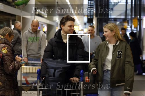 Schiphol 19 december 2022
Noa Vahle arriveert op schiphol na de WK Voetbal waar ze verslag deed voor SBS6. Haar vriend Tim de Wild wachhte haar op .