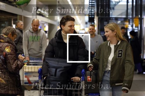 Schiphol 19 december 2022
Noa Vahle arriveert op schiphol na de WK Voetbal waar ze verslag deed voor SBS6. Haar vriend Tim de Wild wachhte haar op .