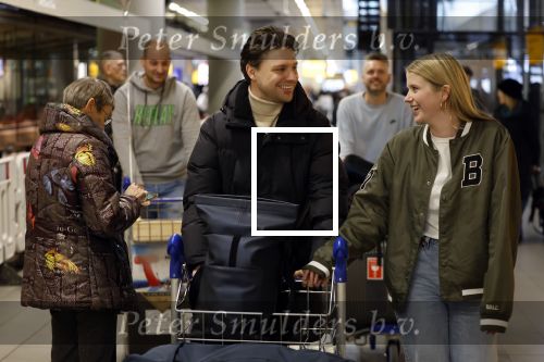 Schiphol 19 december 2022
Noa Vahle arriveert op schiphol na de WK Voetbal waar ze verslag deed voor SBS6. Haar vriend Tim de Wild wachhte haar op .