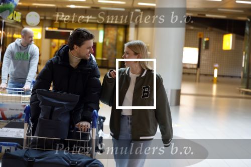 Schiphol 19 december 2022
Noa Vahle arriveert op schiphol na de WK Voetbal waar ze verslag deed voor SBS6. Haar vriend Tim de Wild wachhte haar op .