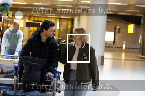 Schiphol 19 december 2022
Noa Vahle arriveert op schiphol na de WK Voetbal waar ze verslag deed voor SBS6. Haar vriend Tim de Wild wachhte haar op .