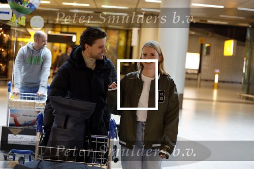 Schiphol 19 december 2022
Noa Vahle arriveert op schiphol na de WK Voetbal waar ze verslag deed voor SBS6. Haar vriend Tim de Wild wachhte haar op .