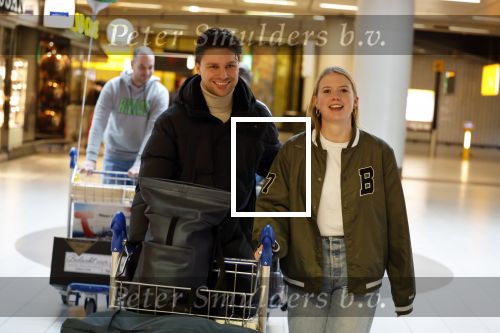 Schiphol 19 december 2022
Noa Vahle arriveert op schiphol na de WK Voetbal waar ze verslag deed voor SBS6. Haar vriend Tim de Wild wachhte haar op .