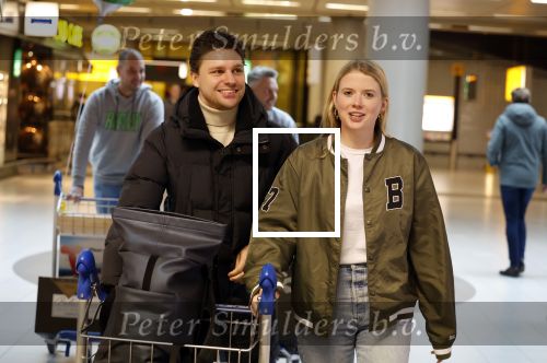 Schiphol 19 december 2022
Noa Vahle arriveert op schiphol na de WK Voetbal waar ze verslag deed voor SBS6. Haar vriend Tim de Wild wachhte haar op .