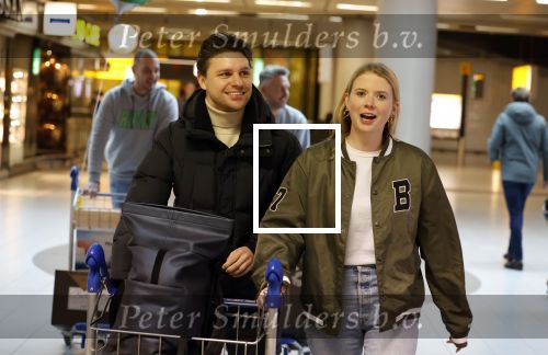 Schiphol 19 december 2022
Noa Vahle arriveert op schiphol na de WK Voetbal waar ze verslag deed voor SBS6. Haar vriend Tim de Wild wachhte haar op .