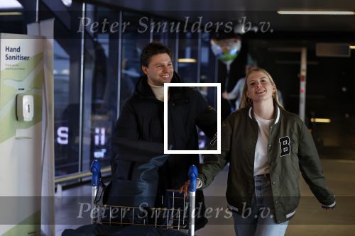 Schiphol 19 december 2022
Noa Vahle arriveert op schiphol na de WK Voetbal waar ze verslag deed voor SBS6. Haar vriend Tim de Wild wachhte haar op .