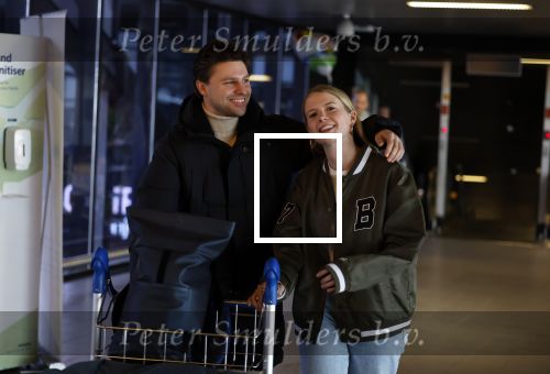 Schiphol 19 december 2022
Noa Vahle arriveert op schiphol na de WK Voetbal waar ze verslag deed voor SBS6. Haar vriend Tim de Wild wachhte haar op .