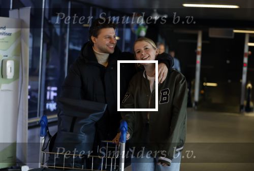Schiphol 19 december 2022
Noa Vahle arriveert op schiphol na de WK Voetbal waar ze verslag deed voor SBS6. Haar vriend Tim de Wild wachhte haar op .