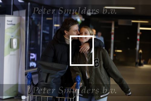 Schiphol 19 december 2022
Noa Vahle arriveert op schiphol na de WK Voetbal waar ze verslag deed voor SBS6. Haar vriend Tim de Wild wachhte haar op .