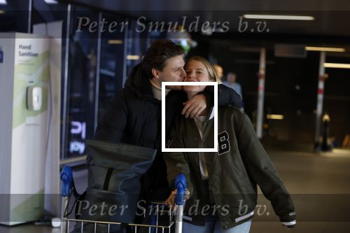 Schiphol 19 december 2022
Noa Vahle arriveert op schiphol na de WK Voetbal waar ze verslag deed voor SBS6. Haar vriend Tim de Wild wachhte haar op .