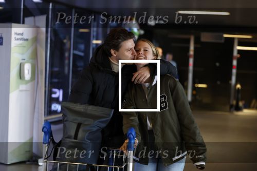 Schiphol 19 december 2022
Noa Vahle arriveert op schiphol na de WK Voetbal waar ze verslag deed voor SBS6. Haar vriend Tim de Wild wachhte haar op .