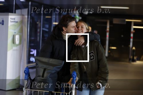 Schiphol 19 december 2022
Noa Vahle arriveert op schiphol na de WK Voetbal waar ze verslag deed voor SBS6. Haar vriend Tim de Wild wachhte haar op .