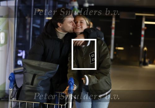 Schiphol 19 december 2022
Noa Vahle arriveert op schiphol na de WK Voetbal waar ze verslag deed voor SBS6. Haar vriend Tim de Wild wachhte haar op .