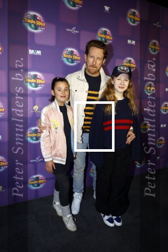 Amsterdam 17 december 2022
Premiere het feest van tante Ria in Pathe Noord .
Cast bestaat oa uit Najib Amhali Tooske Ragas Edo Brunner Edsilia Rombley Jack v gelder Pim Muda Thimo v Haaren  Ridder v Kooten Esther Mbire en Piet Tomassen.