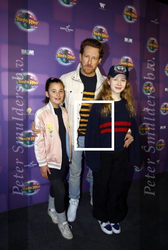 Amsterdam 17 december 2022
Premiere het feest van tante Ria in Pathe Noord .
Cast bestaat oa uit Najib Amhali Tooske Ragas Edo Brunner Edsilia Rombley Jack v gelder Pim Muda Thimo v Haaren  Ridder v Kooten Esther Mbire en Piet Tomassen.