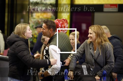Schiphol 19 december 2022
Scheidsrechter Pol v Boekel arriveert op schiphol na de WK Voetbalin Qatar. Zijn dochters wachten hem op.