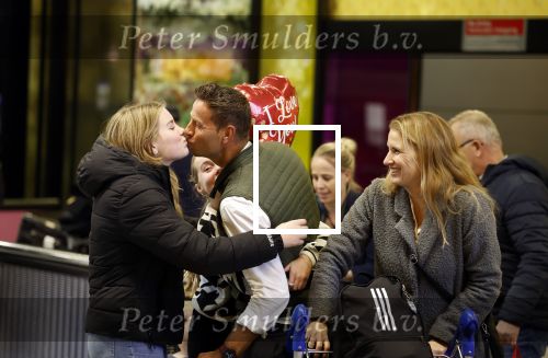 Schiphol 19 december 2022
Scheidsrechter Pol v Boekel arriveert op schiphol na de WK Voetbalin Qatar. Zijn dochters wachten hem op.
