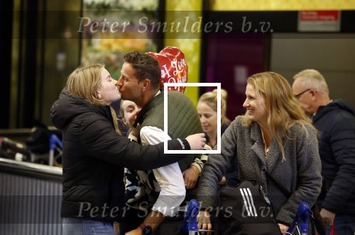 Schiphol 19 december 2022
Scheidsrechter Pol v Boekel arriveert op schiphol na de WK Voetbalin Qatar. Zijn dochters wachten hem op.