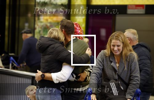 Schiphol 19 december 2022
Scheidsrechter Pol v Boekel arriveert op schiphol na de WK Voetbalin Qatar. Zijn dochters wachten hem op.