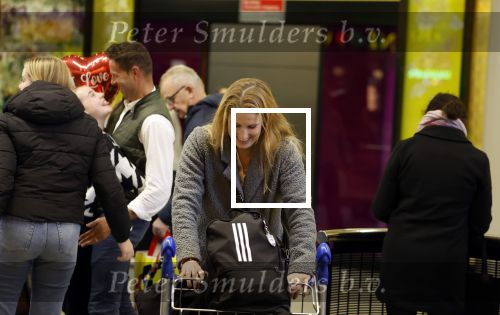Schiphol 19 december 2022
Scheidsrechter Pol v Boekel arriveert op schiphol na de WK Voetbalin Qatar. Zijn dochters wachten hem op.