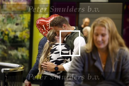 Schiphol 19 december 2022
Scheidsrechter Pol v Boekel arriveert op schiphol na de WK Voetbalin Qatar. Zijn dochters wachten hem op.