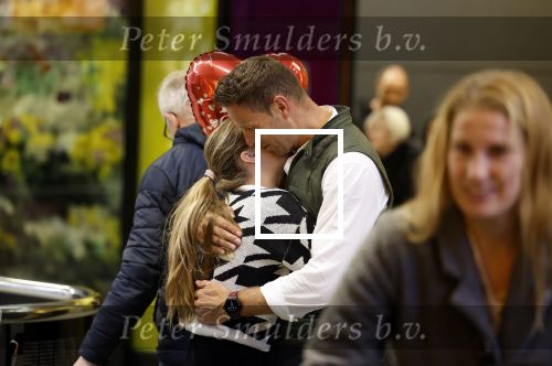 Schiphol 19 december 2022
Scheidsrechter Pol v Boekel arriveert op schiphol na de WK Voetbalin Qatar. Zijn dochters wachten hem op.