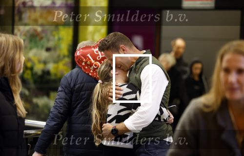 Schiphol 19 december 2022
Scheidsrechter Pol v Boekel arriveert op schiphol na de WK Voetbalin Qatar. Zijn dochters wachten hem op.