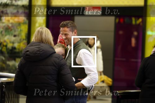 Schiphol 19 december 2022
Scheidsrechter Pol v Boekel arriveert op schiphol na de WK Voetbalin Qatar. Zijn dochters wachten hem op.