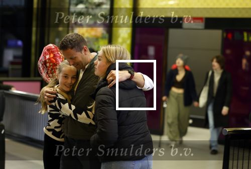 Schiphol 19 december 2022
Scheidsrechter Pol v Boekel arriveert op schiphol na de WK Voetbalin Qatar. Zijn dochters wachten hem op.