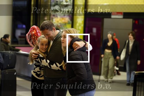 Schiphol 19 december 2022
Scheidsrechter Pol v Boekel arriveert op schiphol na de WK Voetbalin Qatar. Zijn dochters wachten hem op.