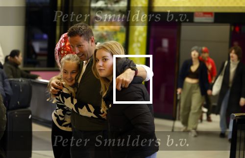 Schiphol 19 december 2022
Scheidsrechter Pol v Boekel arriveert op schiphol na de WK Voetbalin Qatar. Zijn dochters wachten hem op.