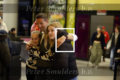 Schiphol 19 december 2022
Scheidsrechter Pol v Boekel arriveert op schiphol na de WK Voetbalin Qatar. Zijn dochters wachten hem op.