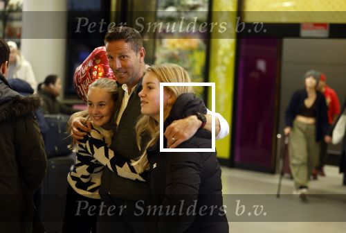 Schiphol 19 december 2022
Scheidsrechter Pol v Boekel arriveert op schiphol na de WK Voetbalin Qatar. Zijn dochters wachten hem op.