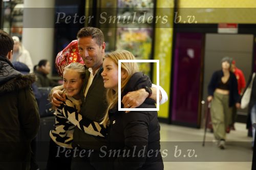 Schiphol 19 december 2022
Scheidsrechter Pol v Boekel arriveert op schiphol na de WK Voetbalin Qatar. Zijn dochters wachten hem op.