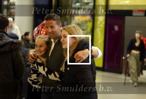 Schiphol 19 december 2022
Scheidsrechter Pol v Boekel arriveert op schiphol na de WK Voetbalin Qatar. Zijn dochters wachten hem op.