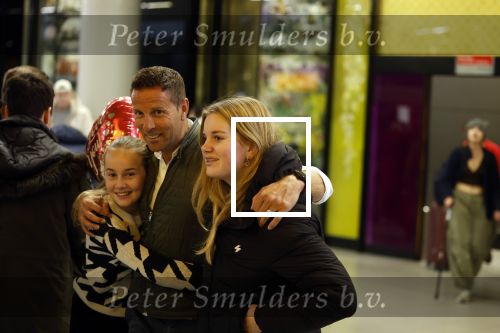 Schiphol 19 december 2022
Scheidsrechter Pol v Boekel arriveert op schiphol na de WK Voetbalin Qatar. Zijn dochters wachten hem op.