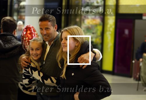 Schiphol 19 december 2022
Scheidsrechter Pol v Boekel arriveert op schiphol na de WK Voetbalin Qatar. Zijn dochters wachten hem op.