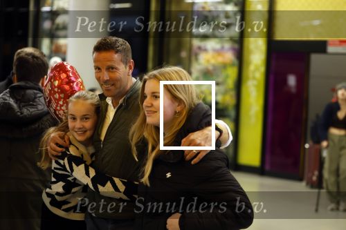 Schiphol 19 december 2022
Scheidsrechter Pol v Boekel arriveert op schiphol na de WK Voetbalin Qatar. Zijn dochters wachten hem op.
