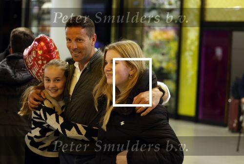 Schiphol 19 december 2022
Scheidsrechter Pol v Boekel arriveert op schiphol na de WK Voetbalin Qatar. Zijn dochters wachten hem op.