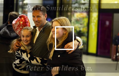 Schiphol 19 december 2022
Scheidsrechter Pol v Boekel arriveert op schiphol na de WK Voetbalin Qatar. Zijn dochters wachten hem op.
